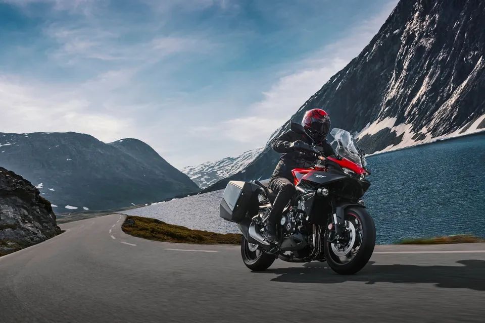 Sporttourer Honda CB1000GT mit Vierzylindermotor und 110 kW