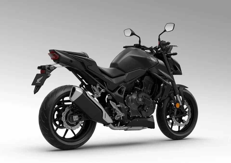CB750 Hornet von Honda mit LED-Doppelscheinwerfer im Streetfighter-Stil