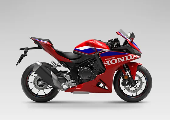 Honda CBR500R FOUR mit Reihenvierzylinder in der Farbe Ignition Red