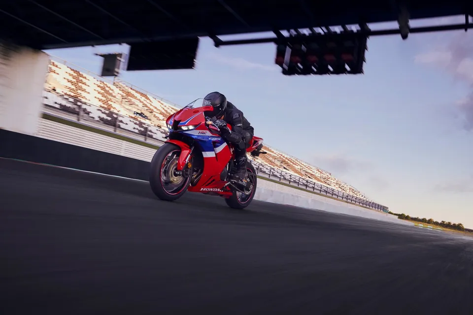 Honda CBR600RR mit Showa-Big-Piston-Gabel und radialen Bremssätteln