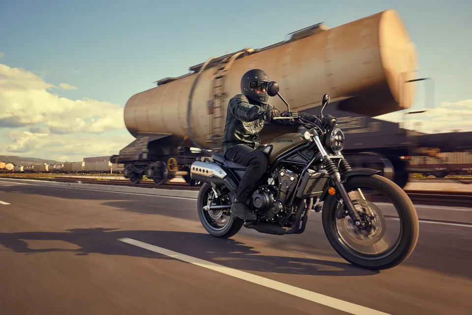 Scrambler CL500 von Honda mit hochgelegtem Auspuff und hohem Lenker