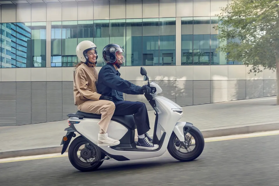 Elektroroller CUV e: von Honda mit 7-Zoll-TFT-Bildschirm