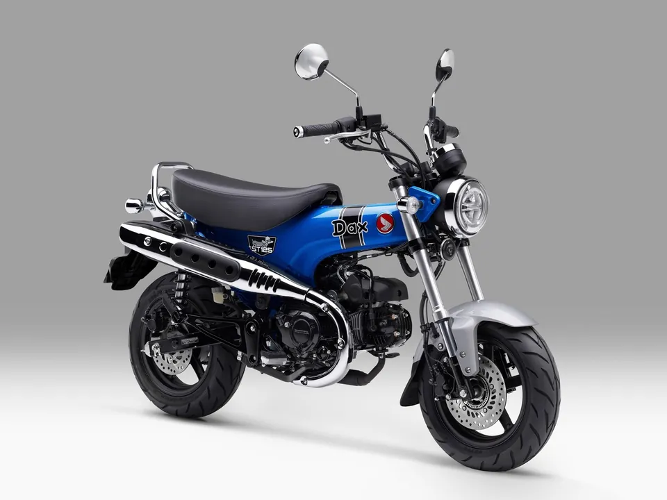 Dax 125 von Honda mit breiten Reifen und Doppelsitzbank