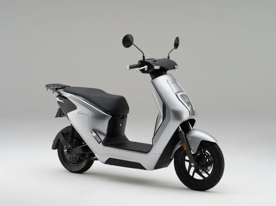 Elektroroller EM1 e: von Honda mit flachem Boden