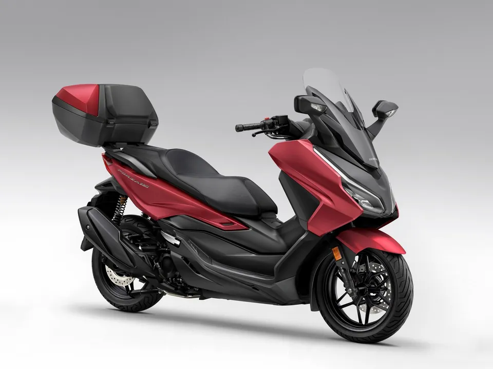 Sportlicher GT-Roller Forza 350 von Honda mit LED-Scheinwerfer