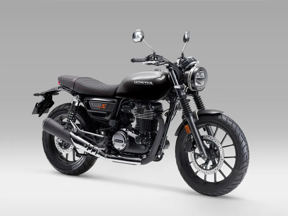 GB350S von Honda mit rundem Analog-Tacho und Chromblende am Scheinwerfer
