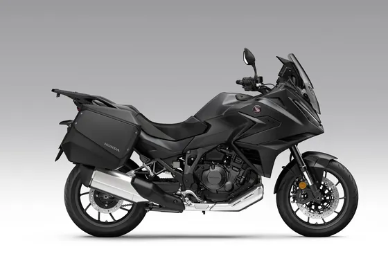 Honda NT1100 Tourer mit Seitenkoffern in der Seitenansicht