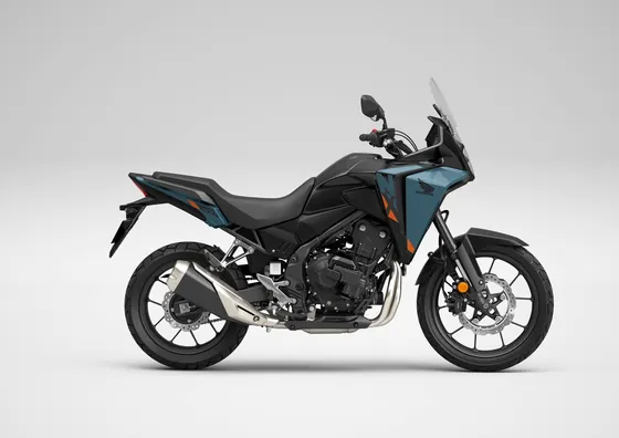 Honda NX500 Adventure-Motorrad mit Rallye-Verkleidung und hoher Scheibe