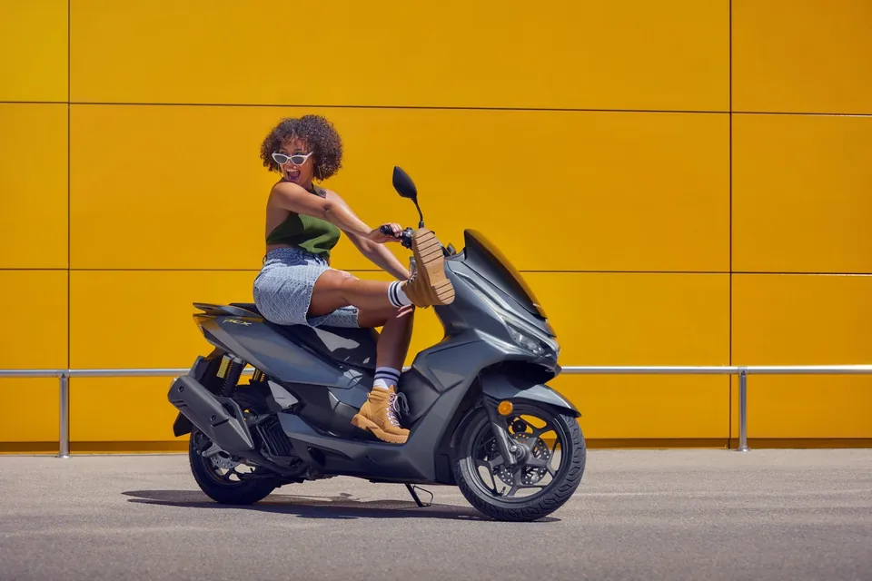 PCX125 von Honda mit grosszügigem Windschutz und futuristischen Linien