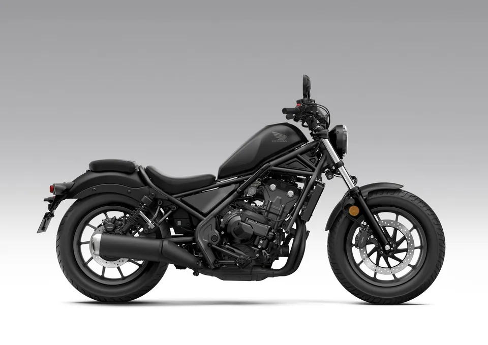 Rebel 500 CMX500 von Honda mit rundem LED-Scheinwerfer und breiten Reifen