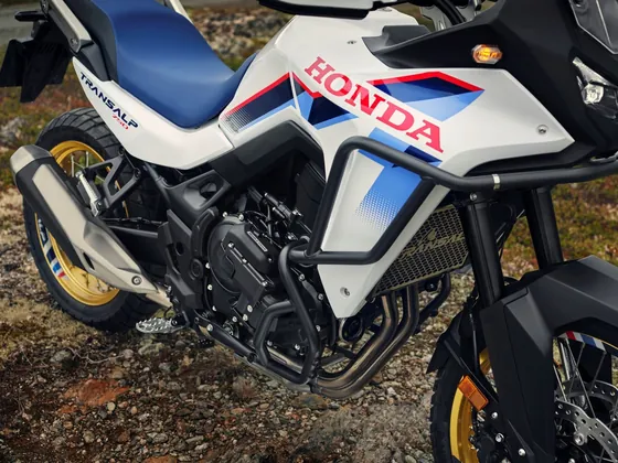 Transalp XL750 mit LED-Doppelscheinwerfer und Windschild aus Durabio