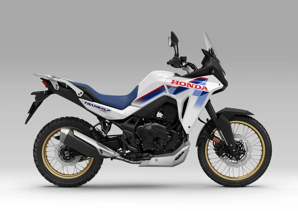Honda Transalp XL750 Adventure-Motorrad in der Seitenansicht